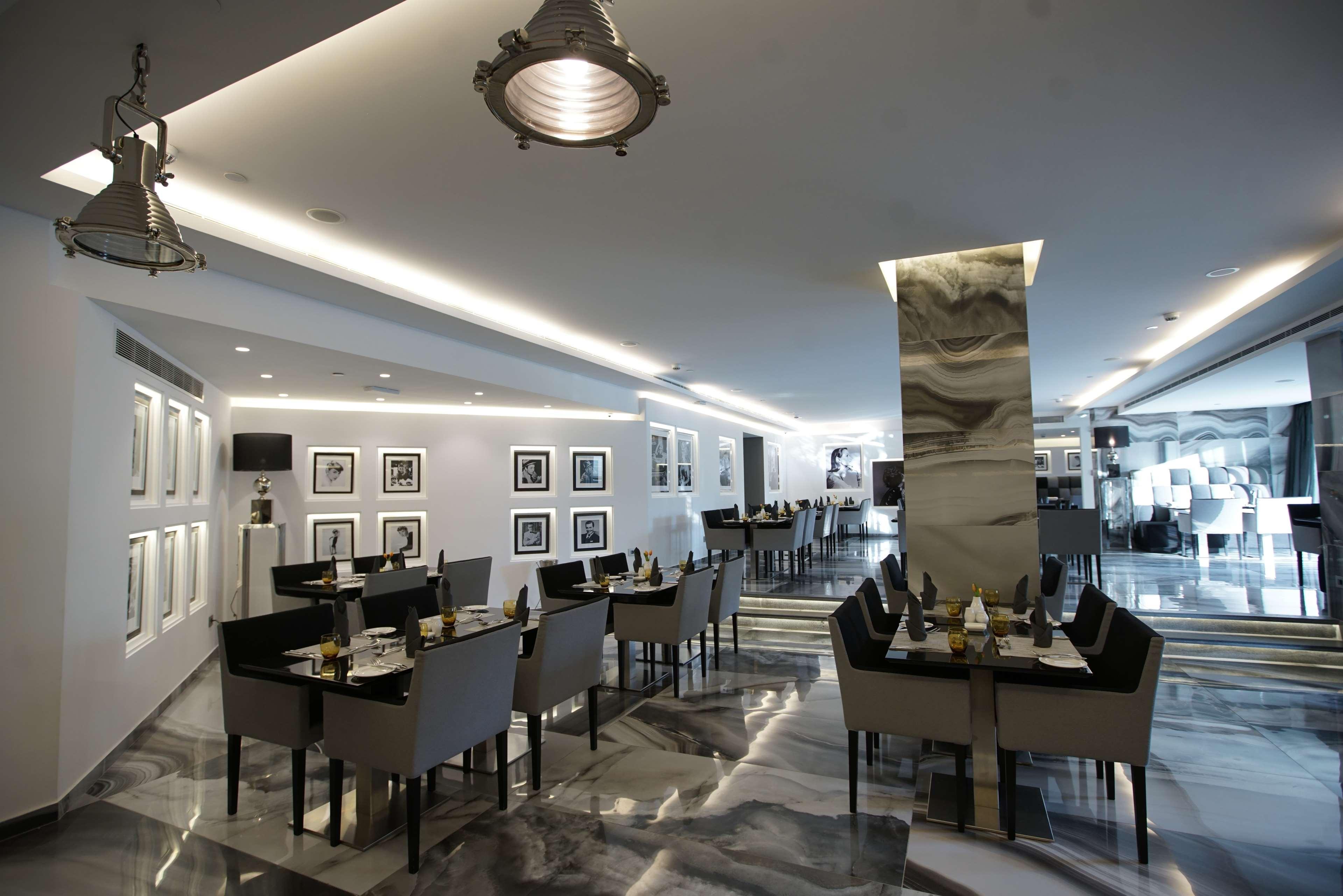 Royal Tulip Achrafieh Hotel Beiroet Buitenkant foto