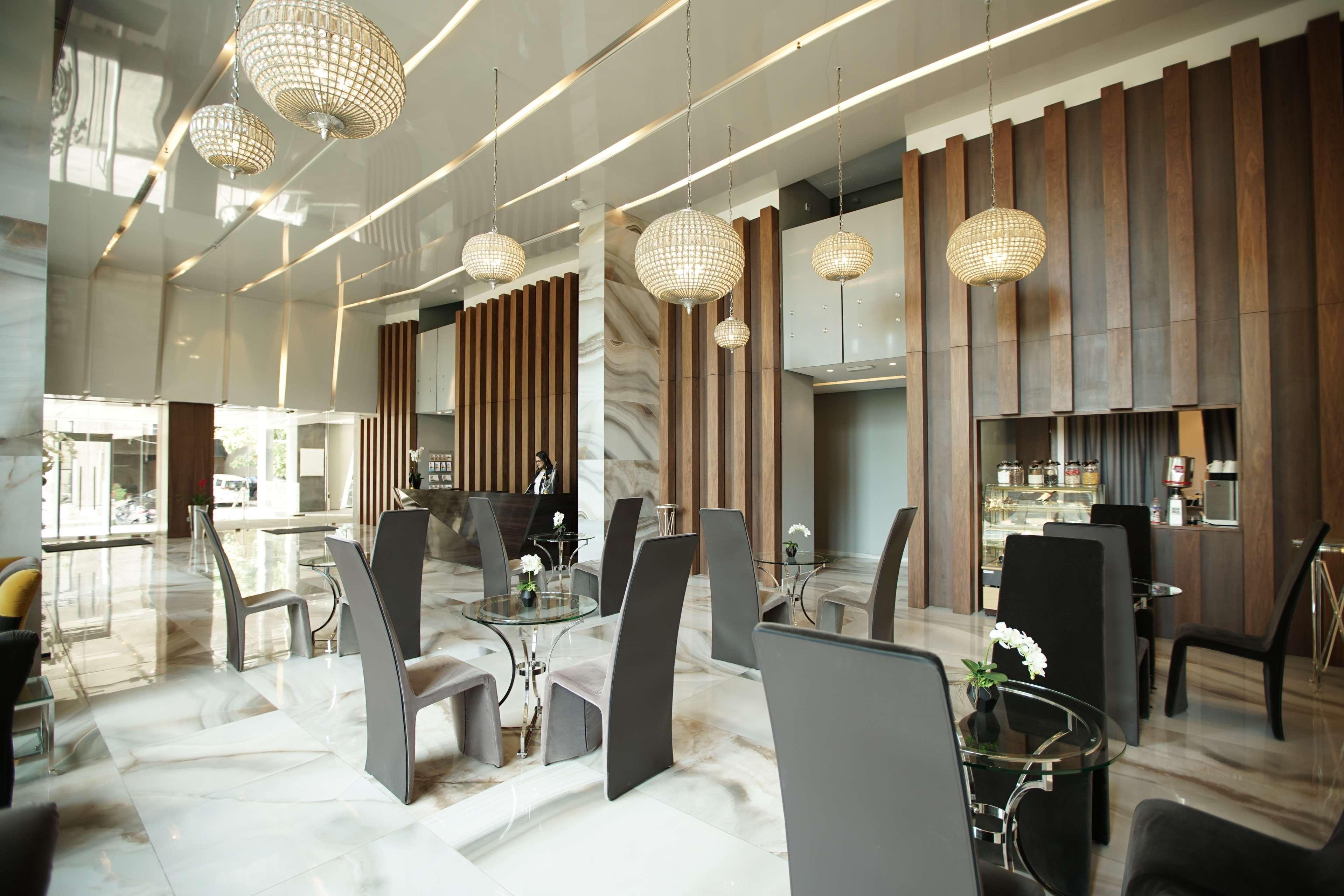 Royal Tulip Achrafieh Hotel Beiroet Buitenkant foto