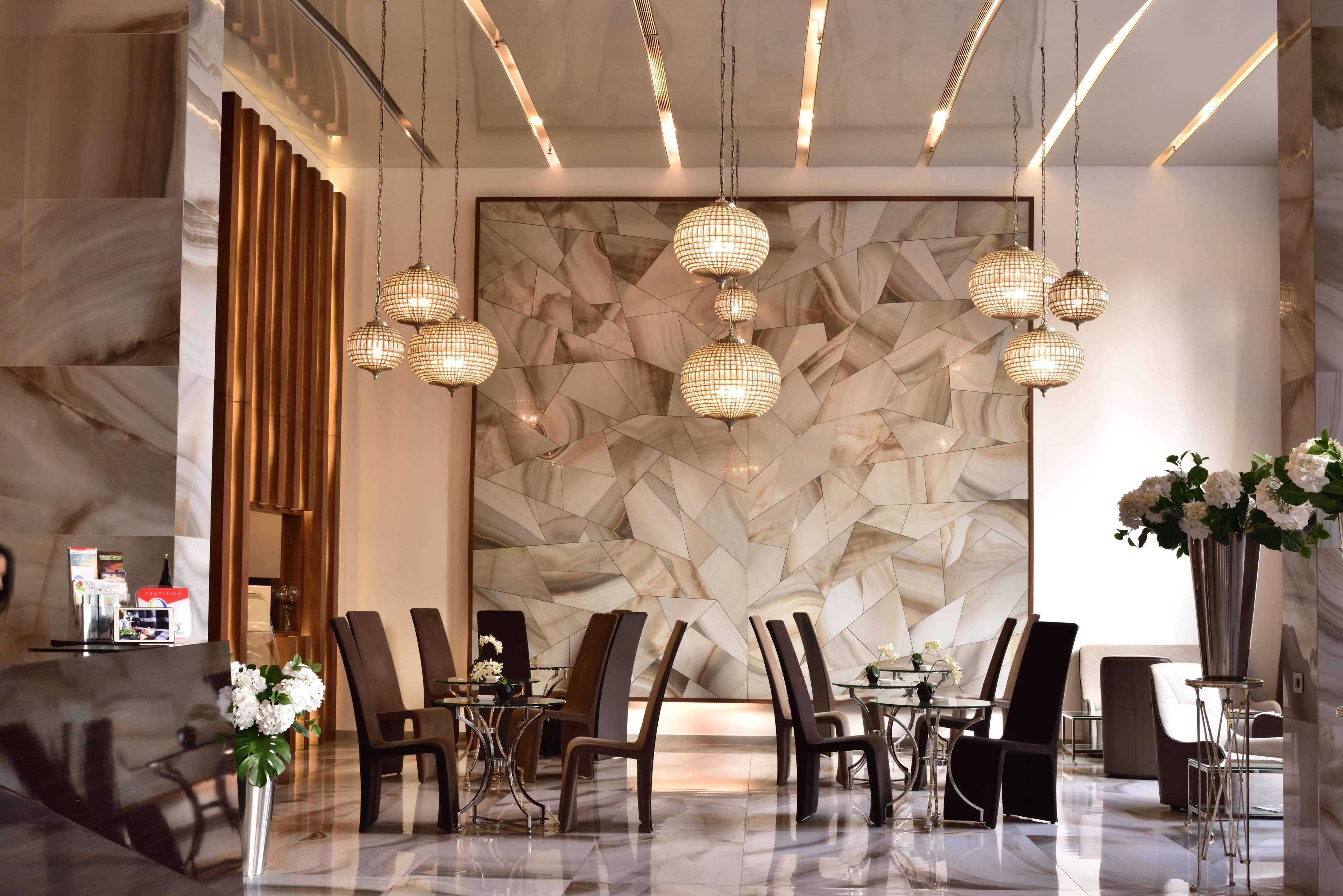 Royal Tulip Achrafieh Hotel Beiroet Buitenkant foto