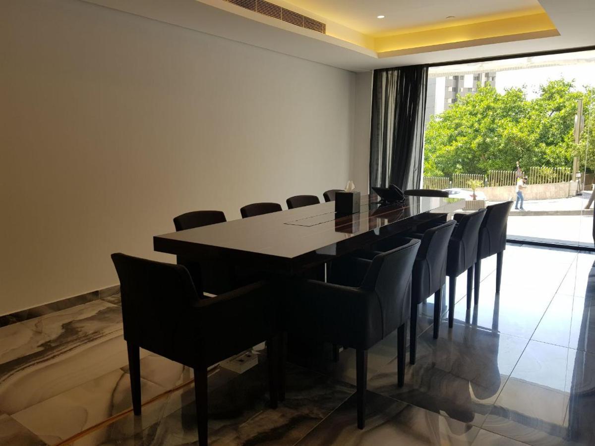 Royal Tulip Achrafieh Hotel Beiroet Buitenkant foto